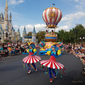 magic-kingdom-parade-mickey-and-minnie