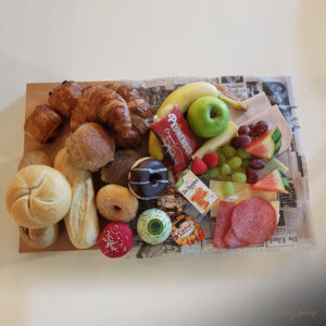 Uitgebreid ontbijt aan tafel