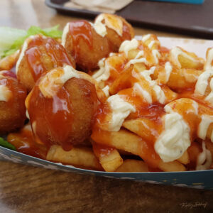 Frietjes met chili kipballetjes