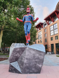 Het nieuwe Marvel hotel. Voor de deur Levensgrote beelden van Marvel Helden