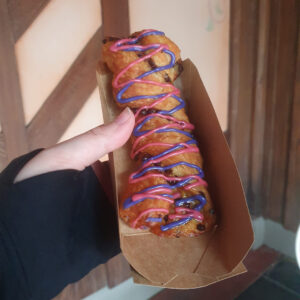 Chesire Cat tail - Bladerdeeg gevuld met chocolade en gegarneerd met veel icing