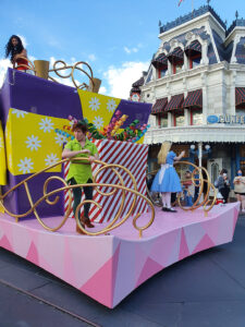 magic-kingdom-2022-parade-cavelcade-peter-pan-alice