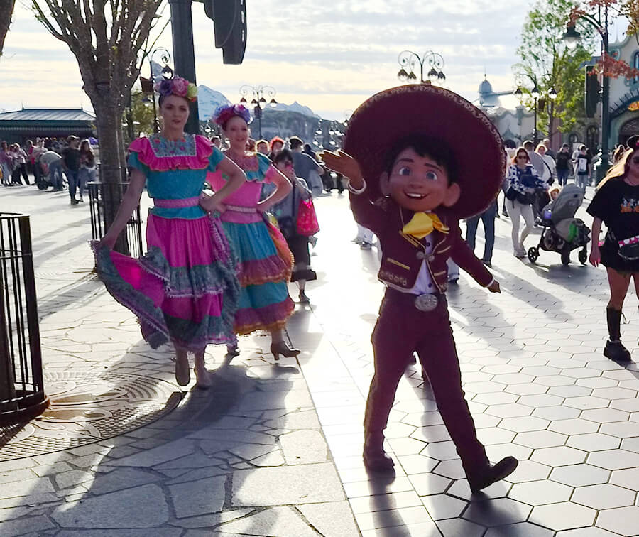 miguel-character-foto-disneyland-parijs